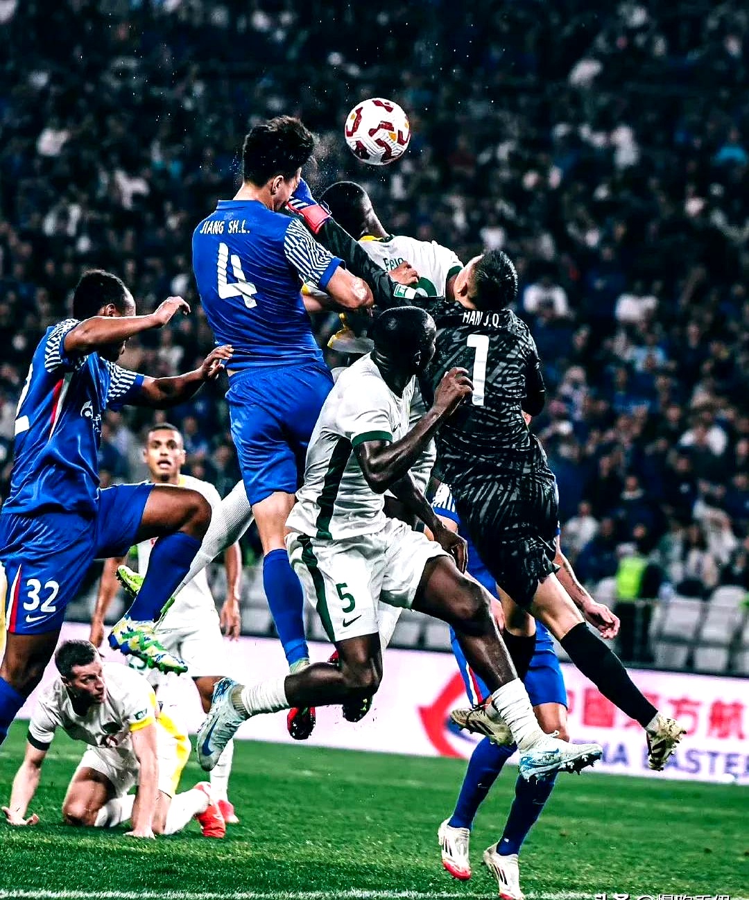 关于比赛节奏紧凑，球员们全力以赴争取每一分的信息