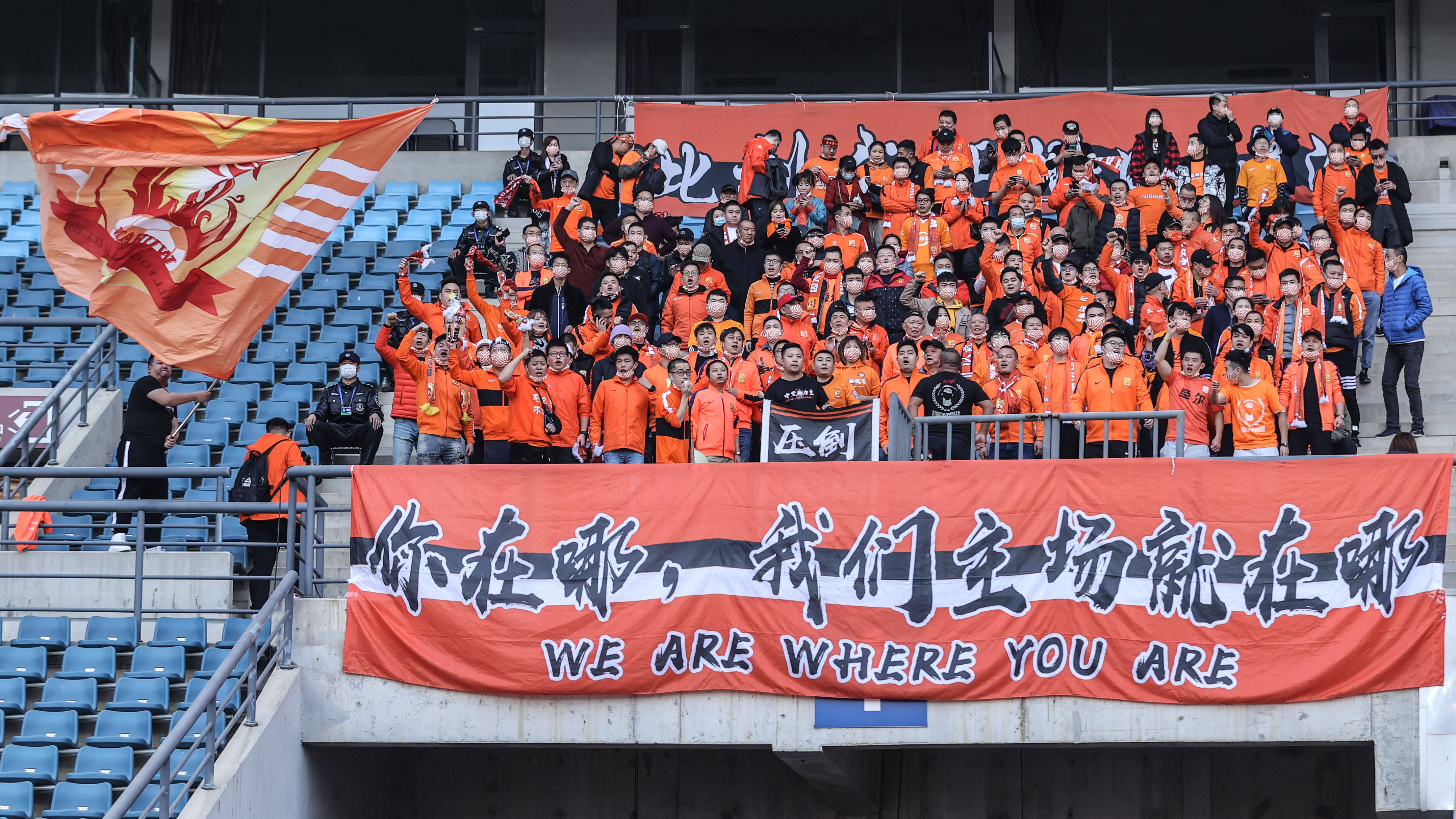 富力队主场气氛火爆，球迷为球队加油助威的简单介绍