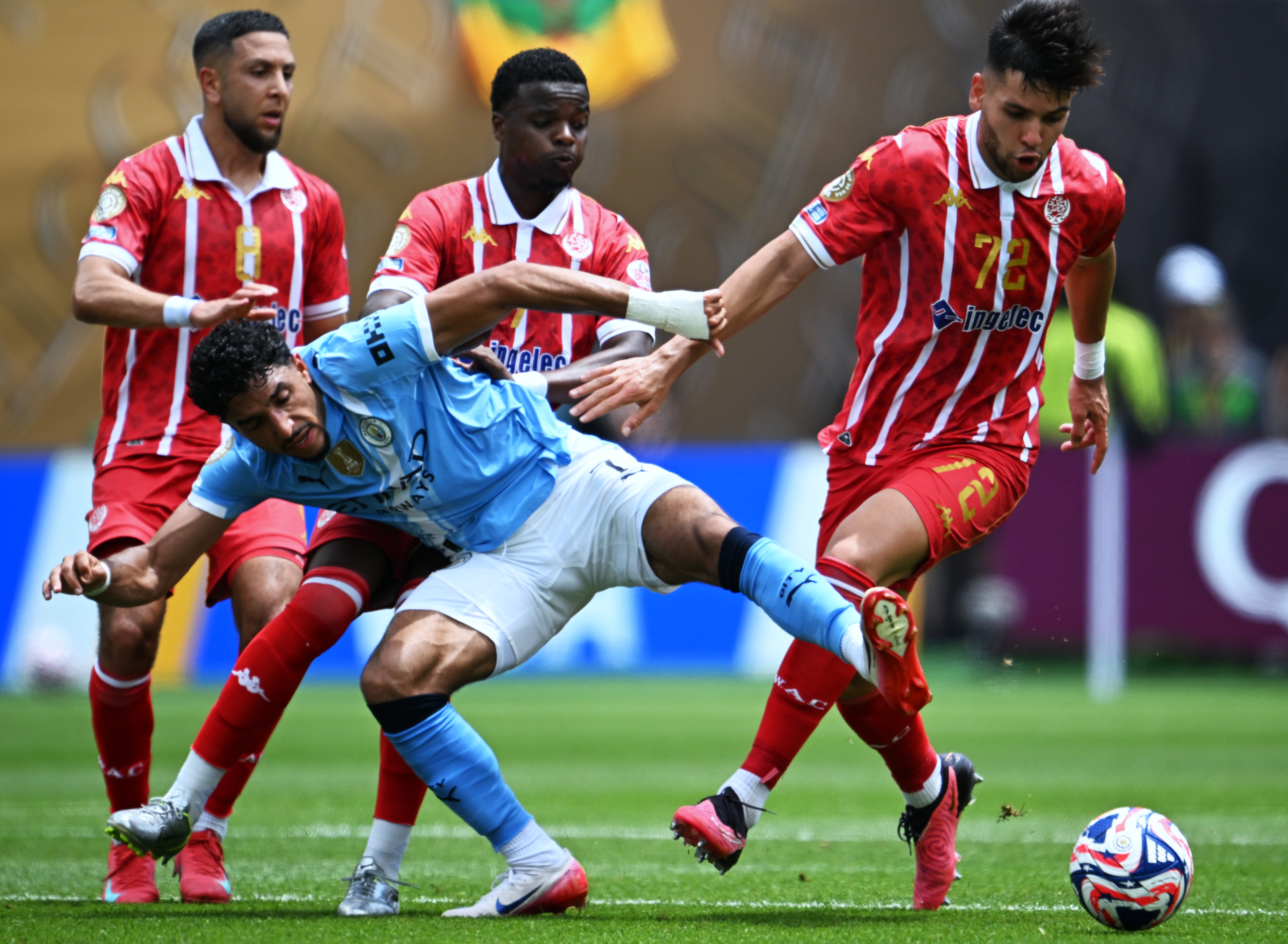 球队在最新比赛中击败强劲对手