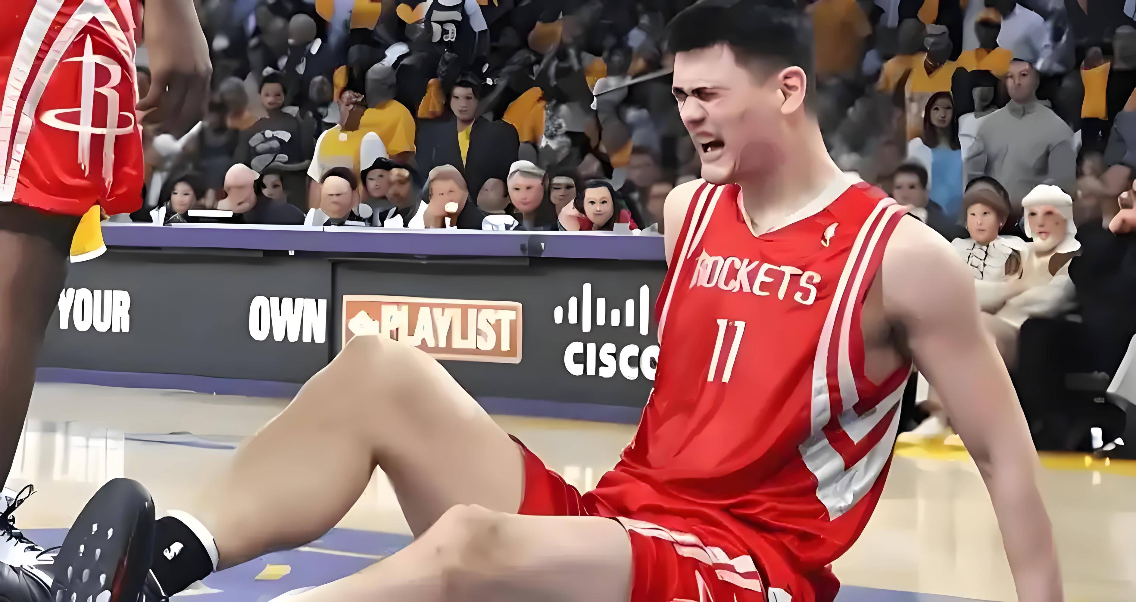 姚明带领篮球明星赛场，球迷欢呼雀跃