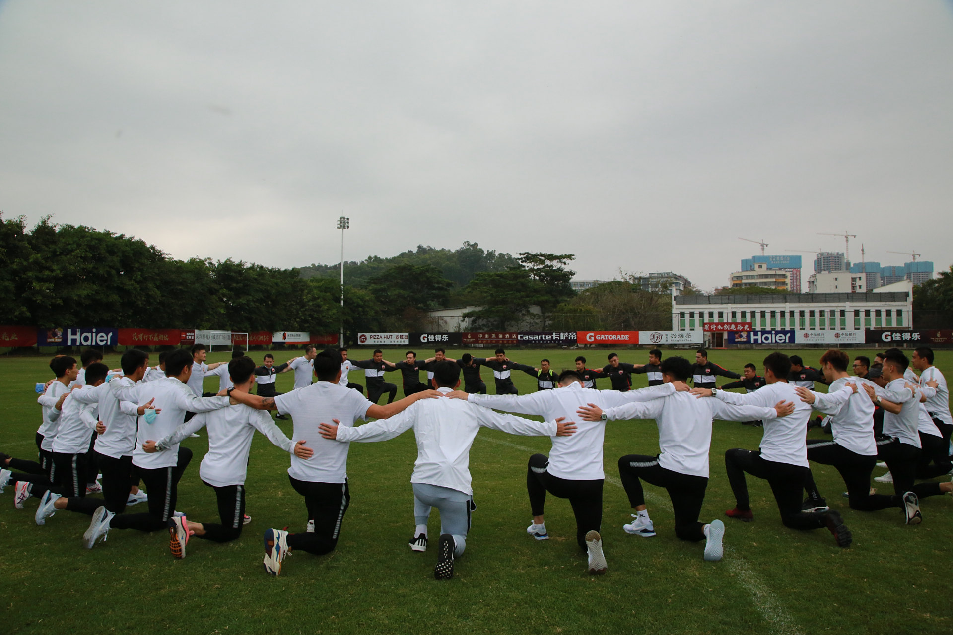 包含深圳佳兆业球队经过全队努力，实现胜利的词条