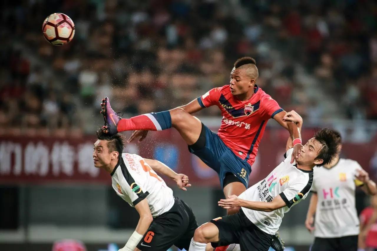 包含深圳佳兆业球队经过全队努力，实现胜利的词条