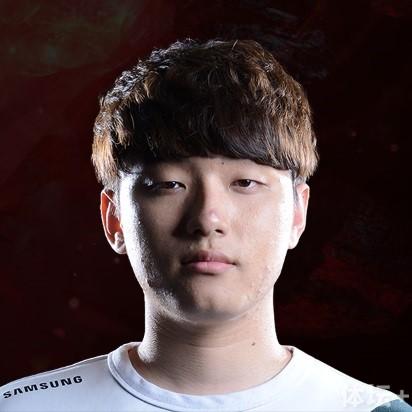 DK血洗GEN，CoreJJ关键团战开团秒人鏖战多局四强赛，留下经典瞬间的简单介绍