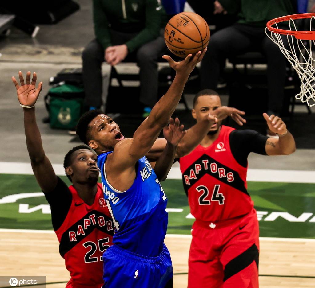 关于雄鹿主场大胜猛龙，范乔丹砍下三双的信息