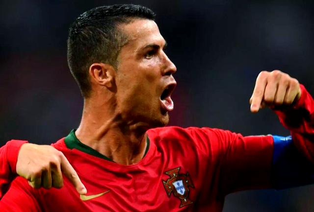 谁能称霸？世界杯赛场强者争夺中