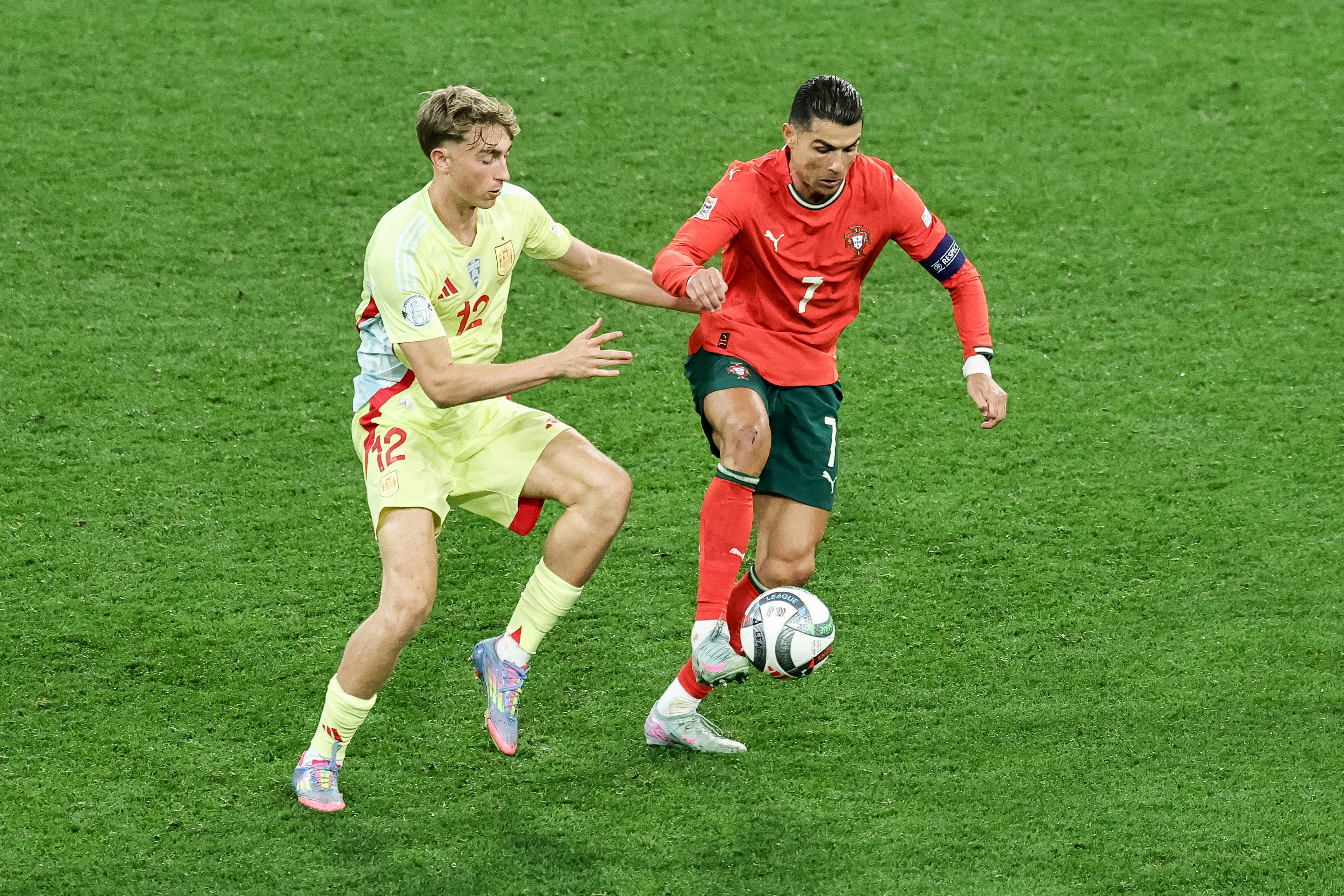 包含葡萄牙队连败两场，欧预赛前景蒙上阴影的词条