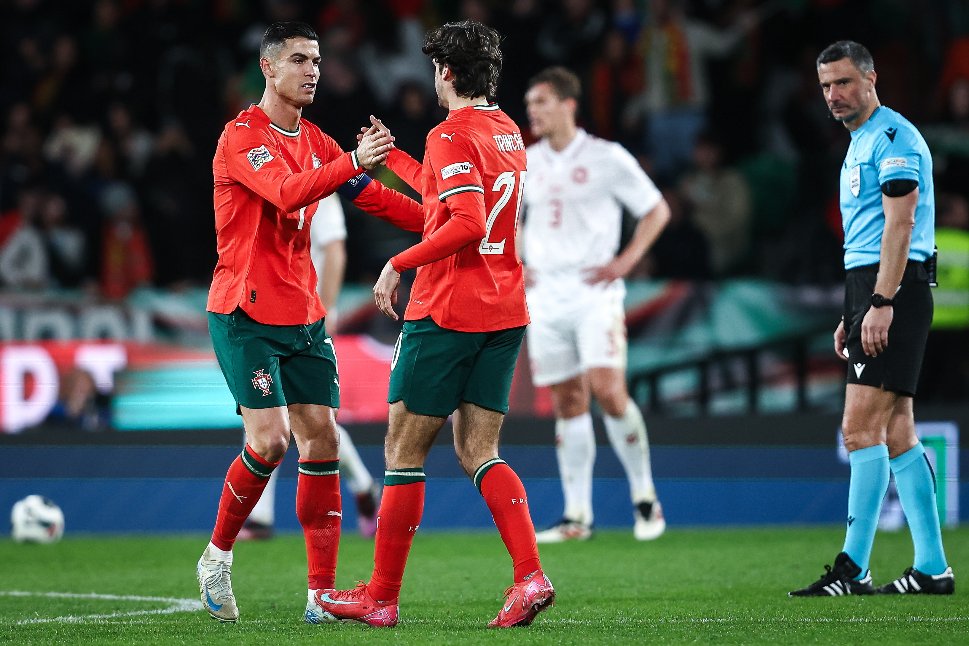 包含葡萄牙队连败两场，欧预赛前景蒙上阴影的词条