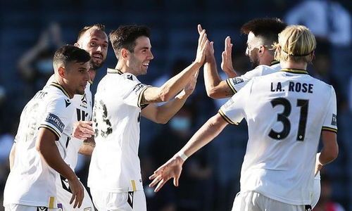 包含悉尼FC联手进攻，掀起抢夺冠军之争的词条