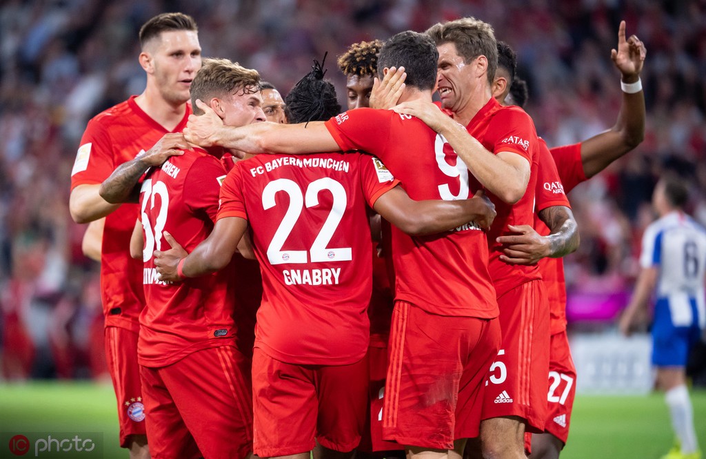 沙尔克04客场逆袭，取得关键胜利