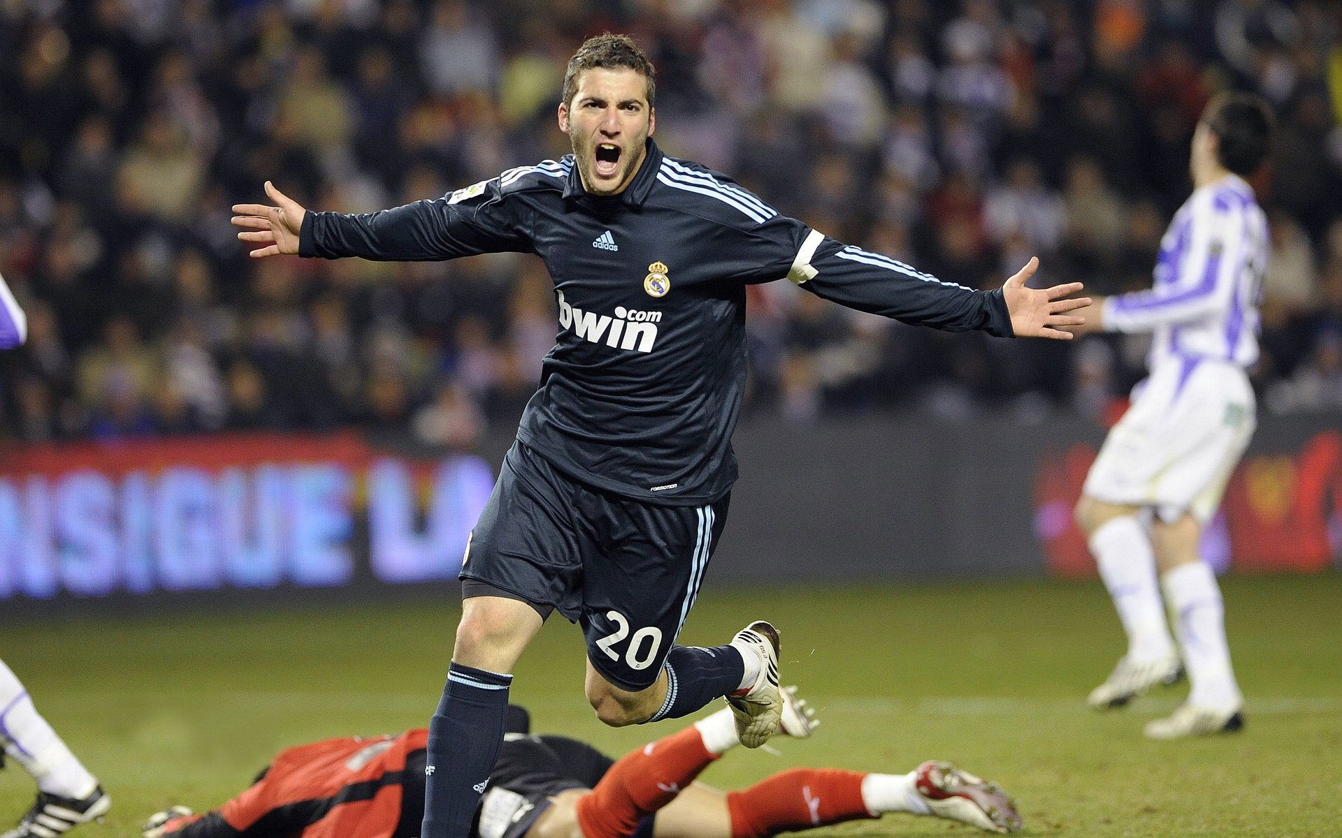 伊布关键回合不手软,威尔士险胜尼日利亚背后的战术博弈